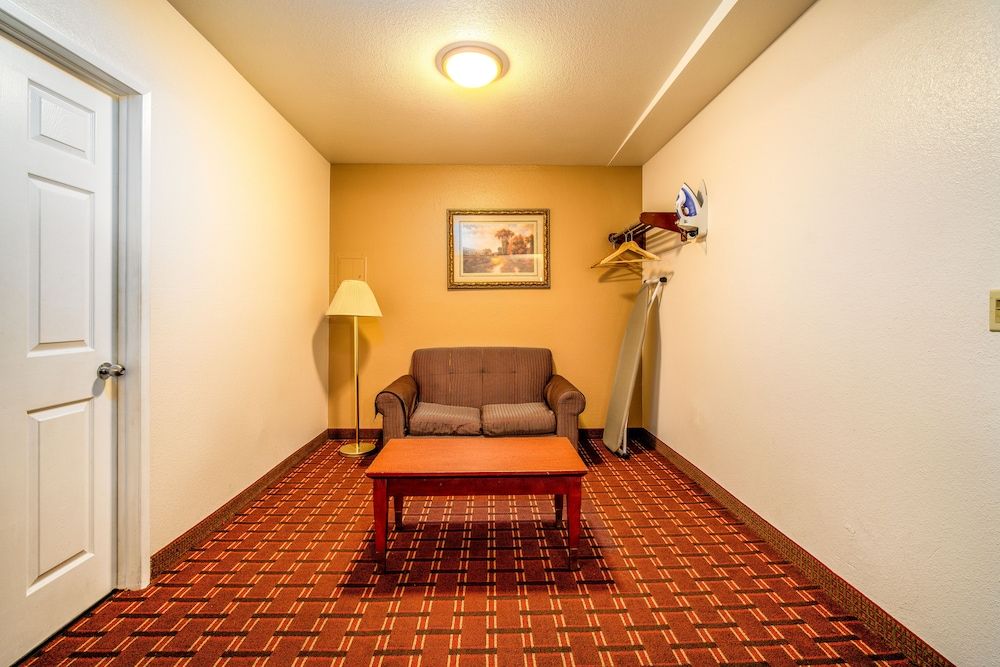 Regency Inn & Suites Standard Room, 2 Queen Beds 4