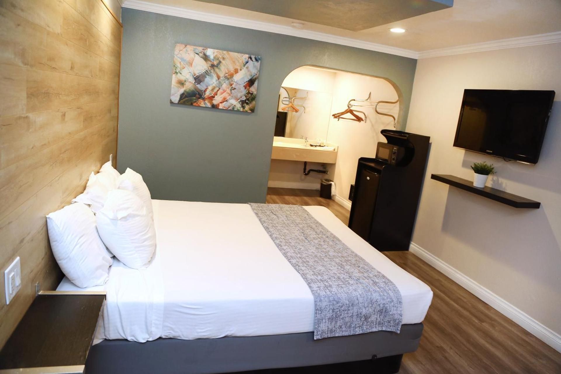 undefined Executive Inn & Suites 8