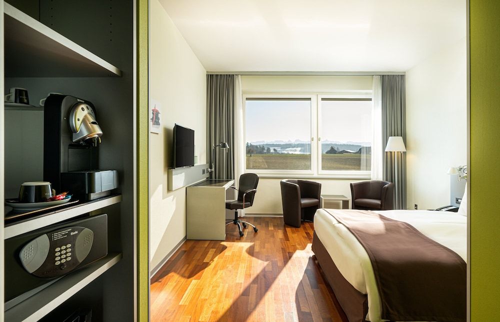 Holiday Inn BERN-WESTSIDE by IHG Standard Room, 1 Queen Bed 9