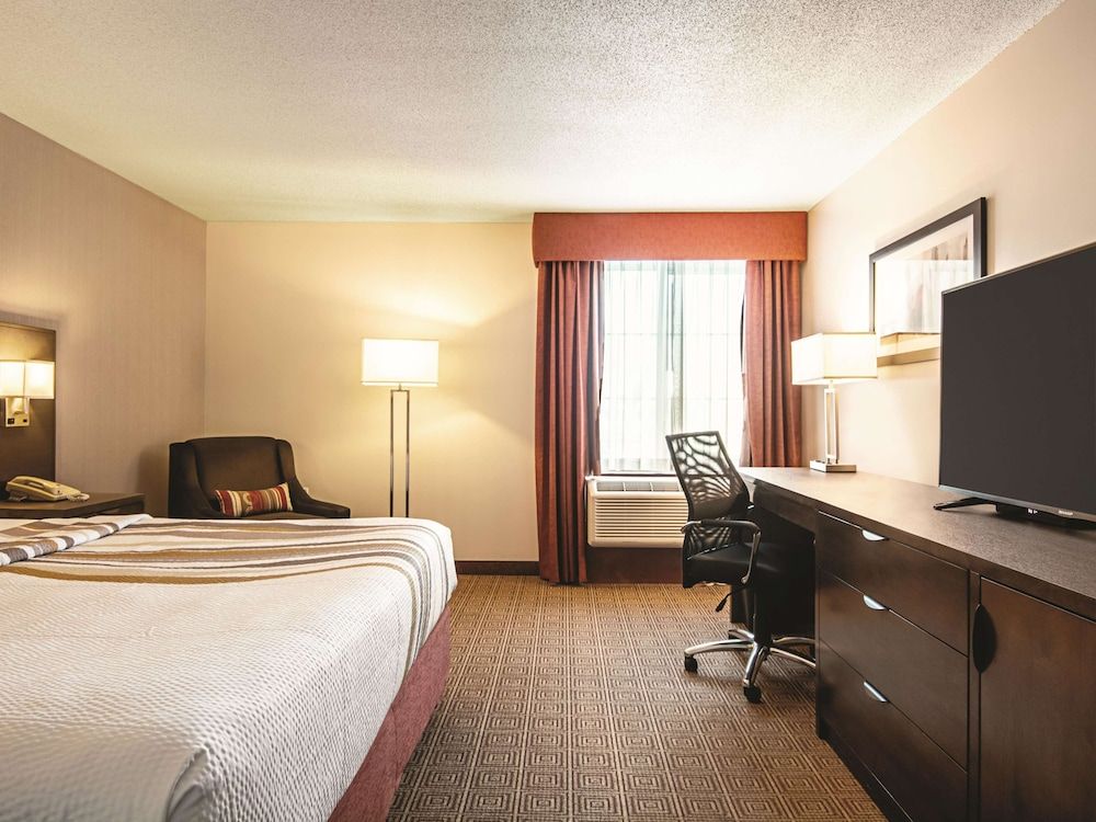 Room, 1 King Bed, Accessible, Non Smoking (Grab Bars, Mountain View)