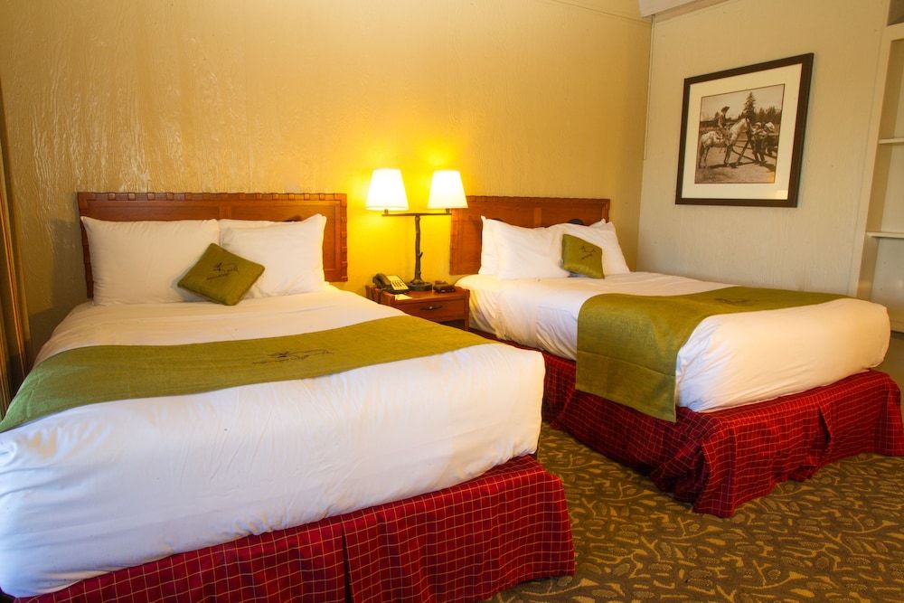 Classic Cottage, 2 Queen Beds, Mobility Accessible
