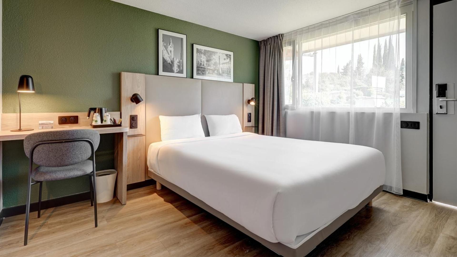 Standard Room - 1 Queen Bed