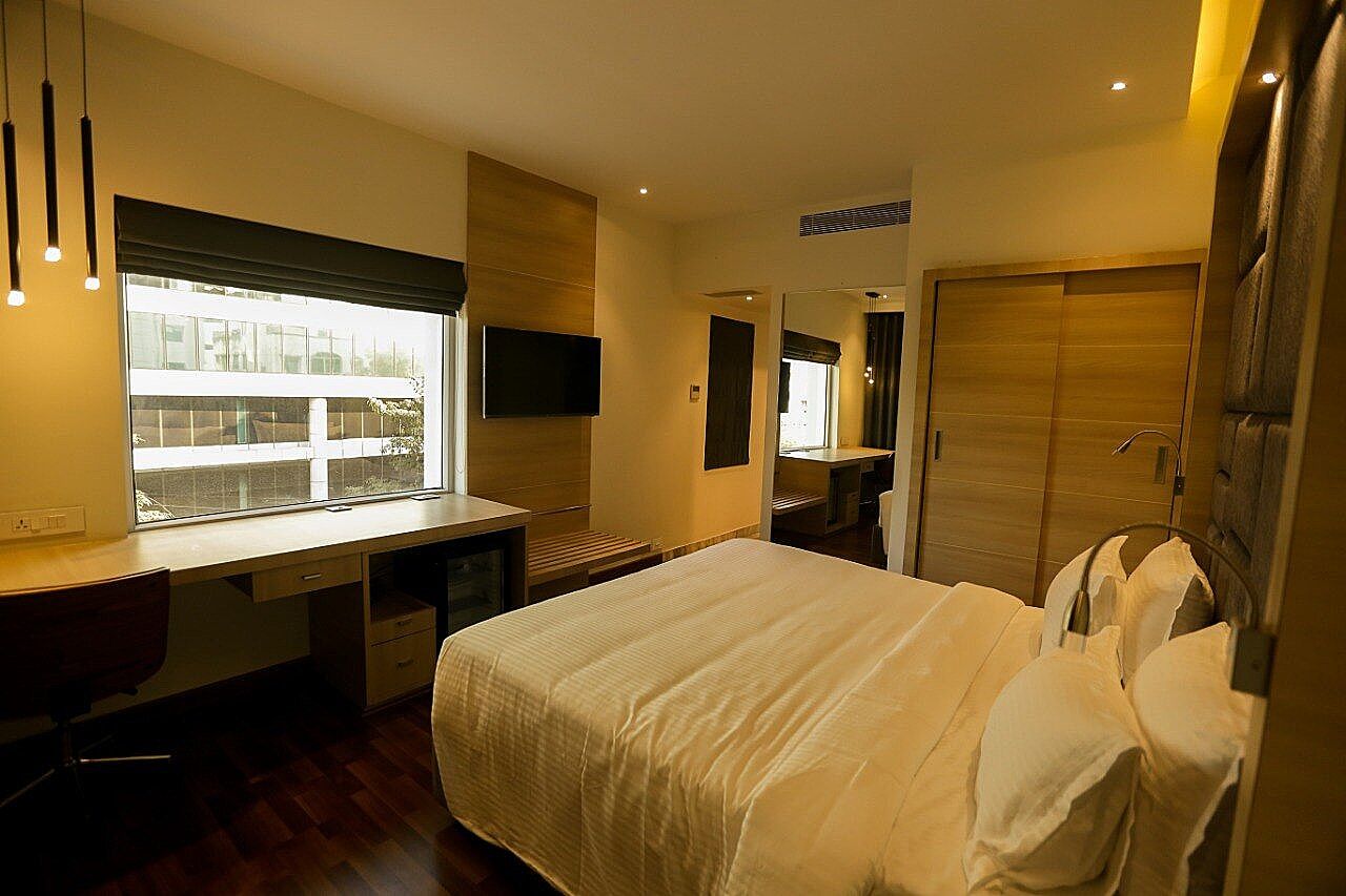 S HOTEL Executive Suite, City View 3
