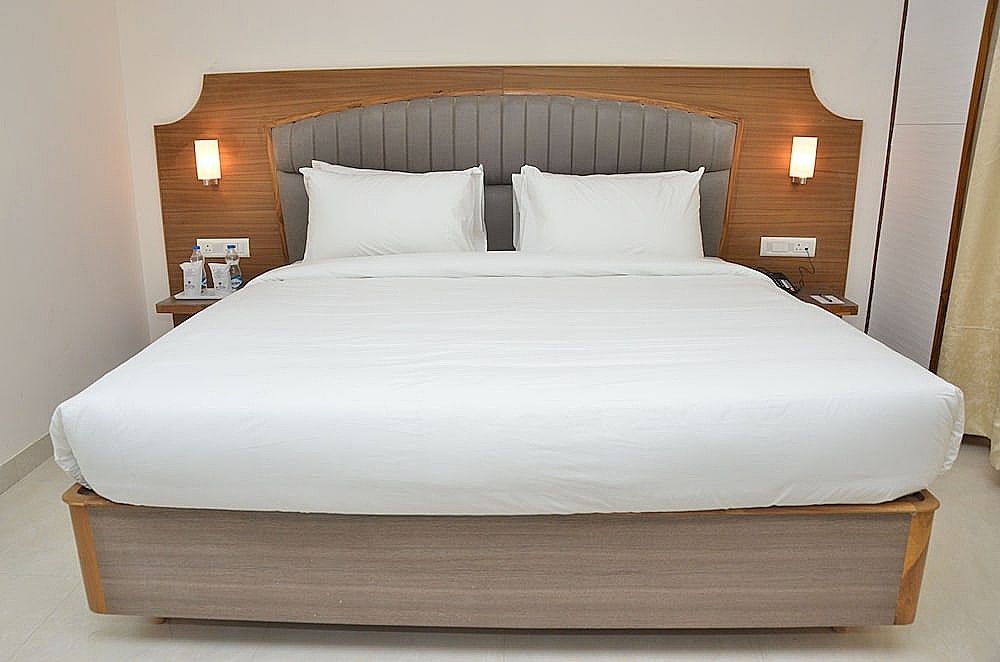 Hotel Placid Deluxe Room, 1 King Bed, Non Smoking, City View 3