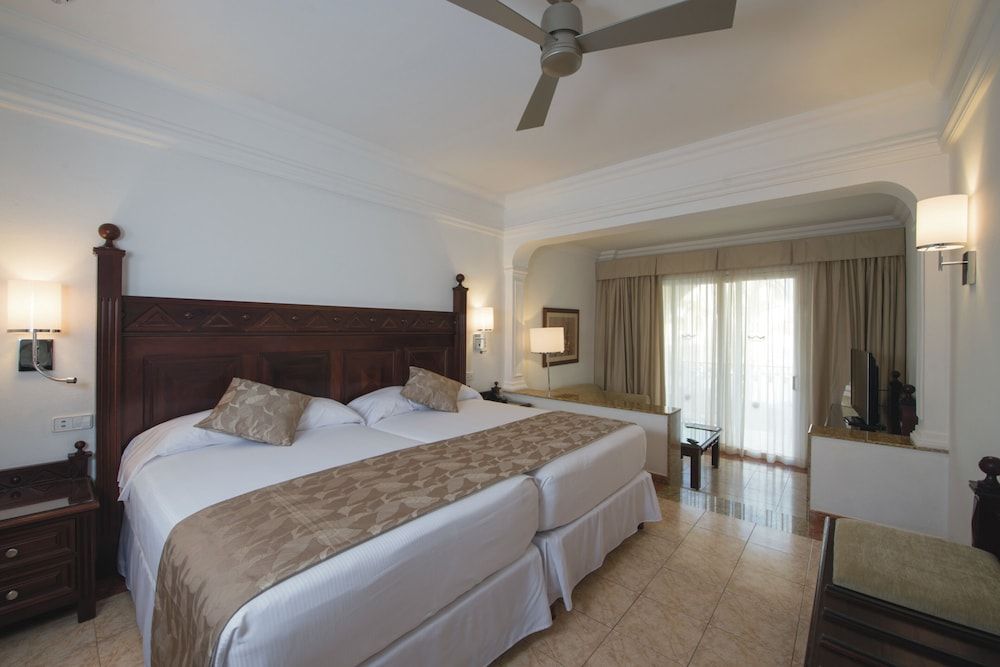 Junior Suite (Swim-Up | 18+ | B2C-US)