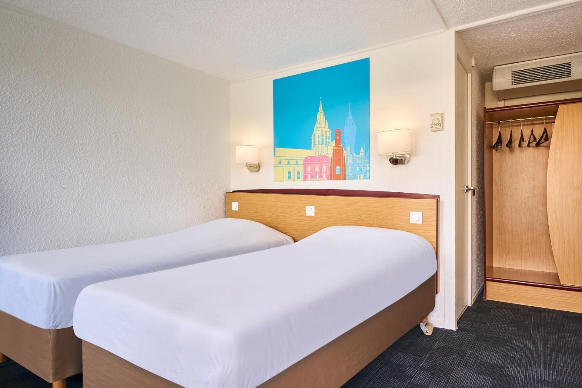 2 Single Beds