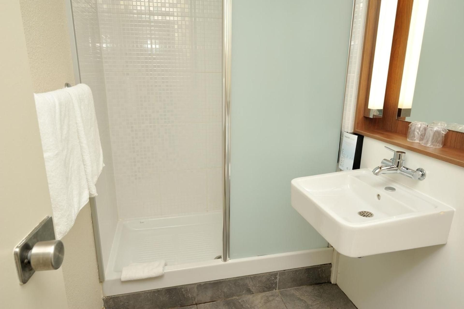 Standard Double Room with One Single Bed - Up to Ten Years
