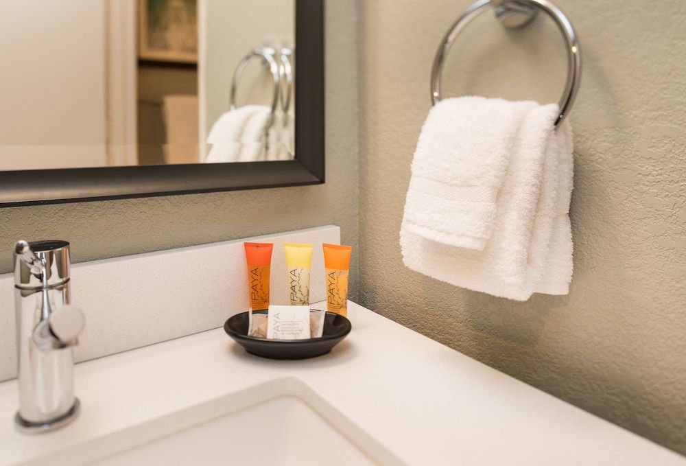 Hotel Azure Standard Single Queen 4