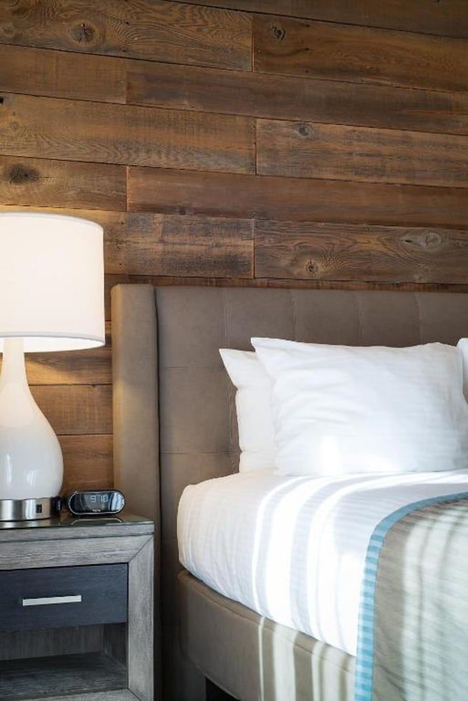 Hotel Azure Standard Single Queen 2