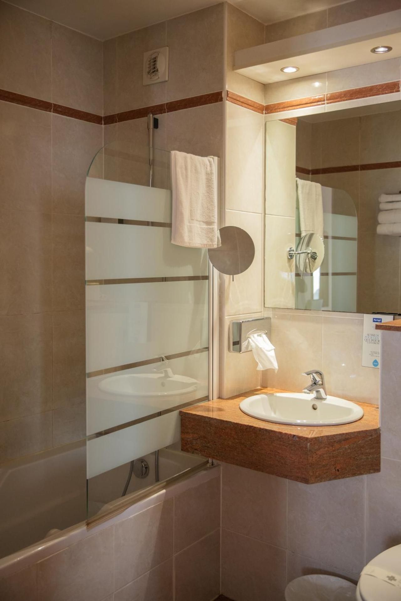 Kyriad Nimes Ouest 1 Double Bed - Superior Room 3