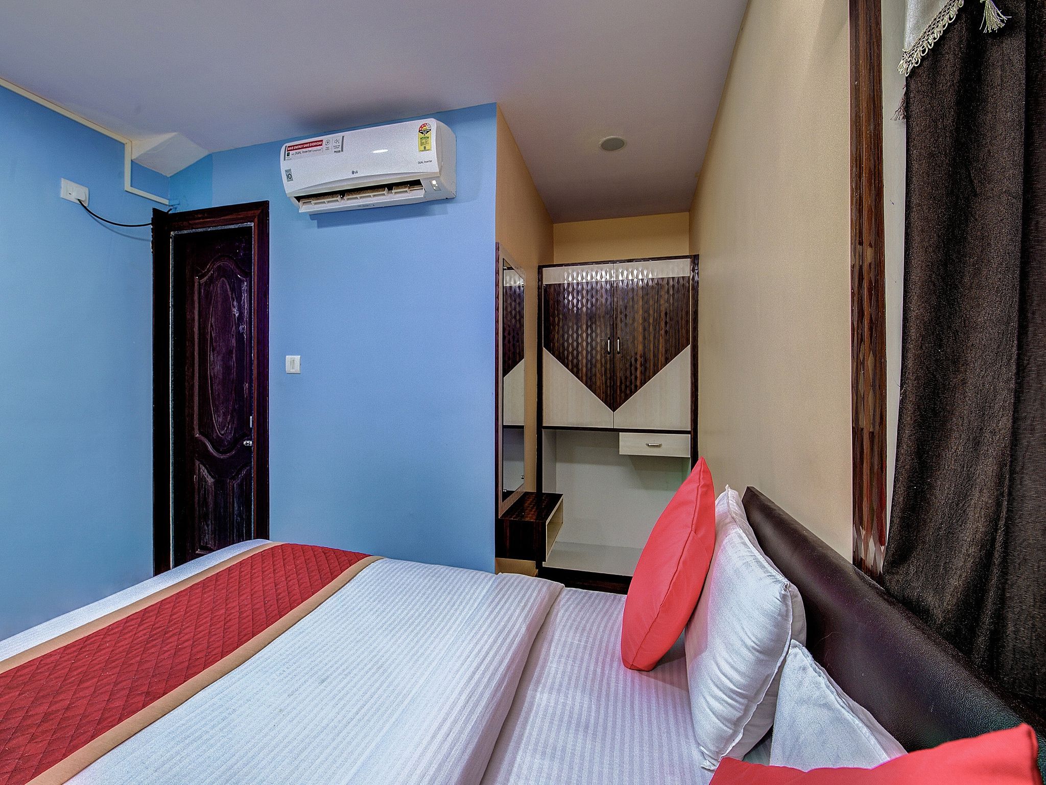 Hotel City Comfort Deluxe Double Bed AC Room 4