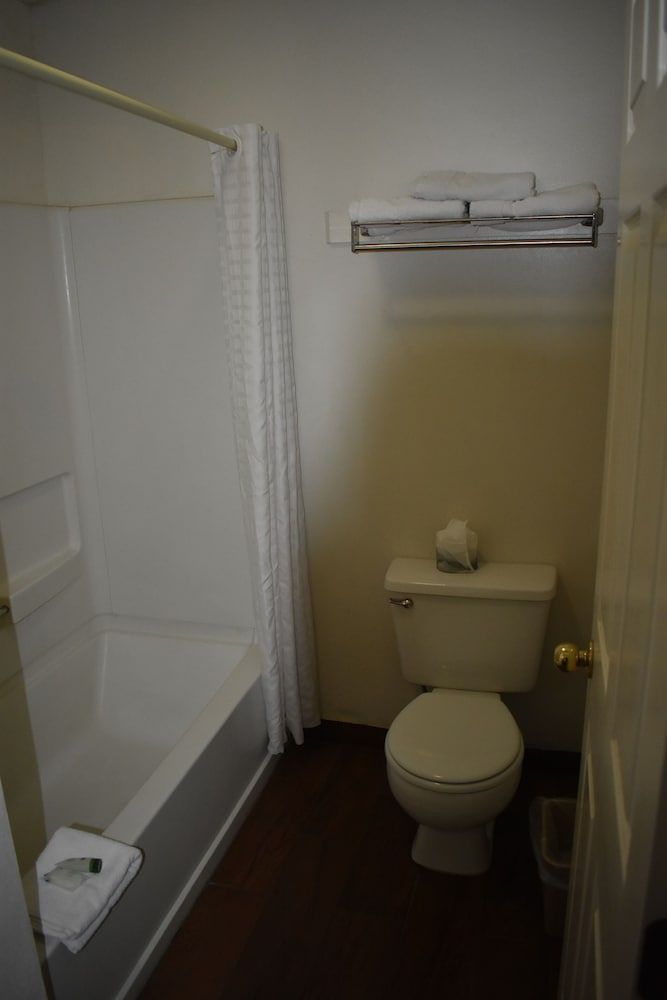 Rodeway Inn Standard Room, 2 Queen Beds, Non Smoking 11