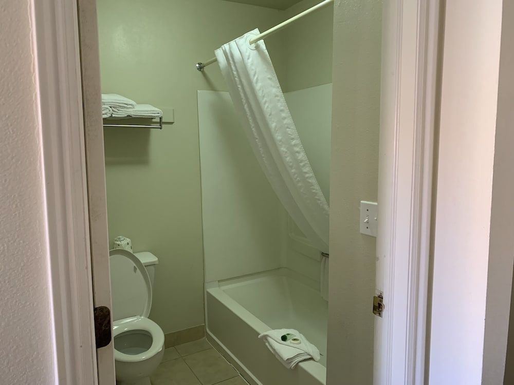 Rodeway Inn Standard Room, 2 Queen Beds, Non Smoking 8