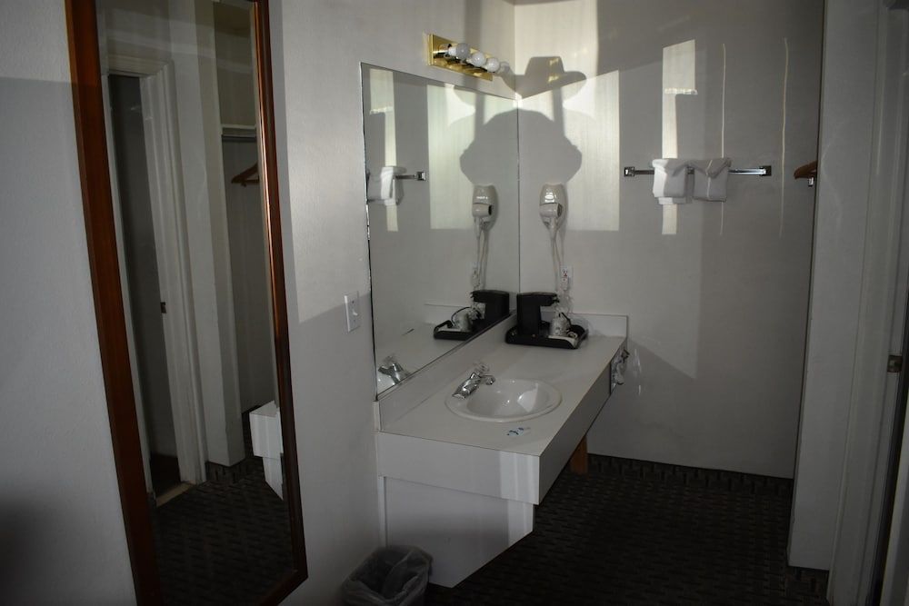 Rodeway Inn Standard Room, 2 Queen Beds, Non Smoking 10