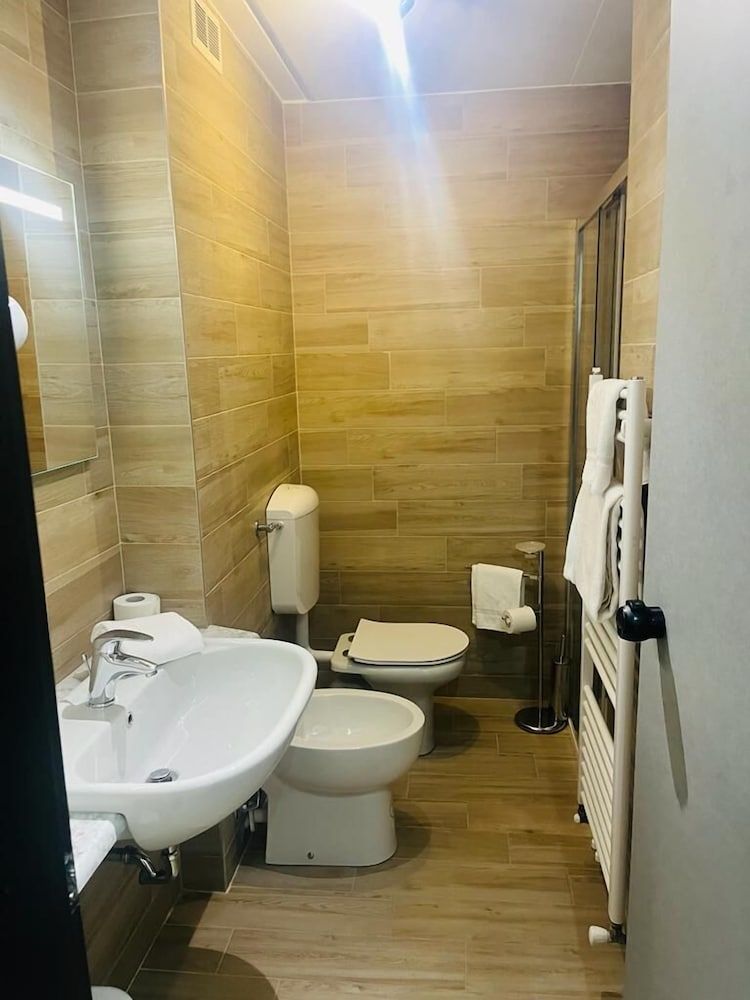 Green Hotel Motel Classic Room 8