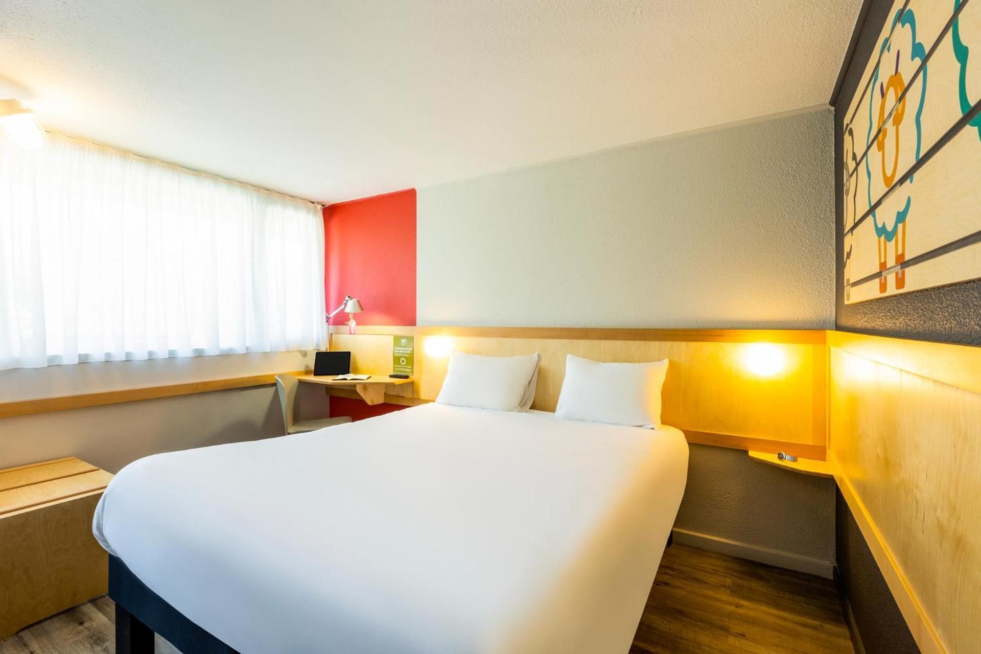 Standard Room queen-size bed