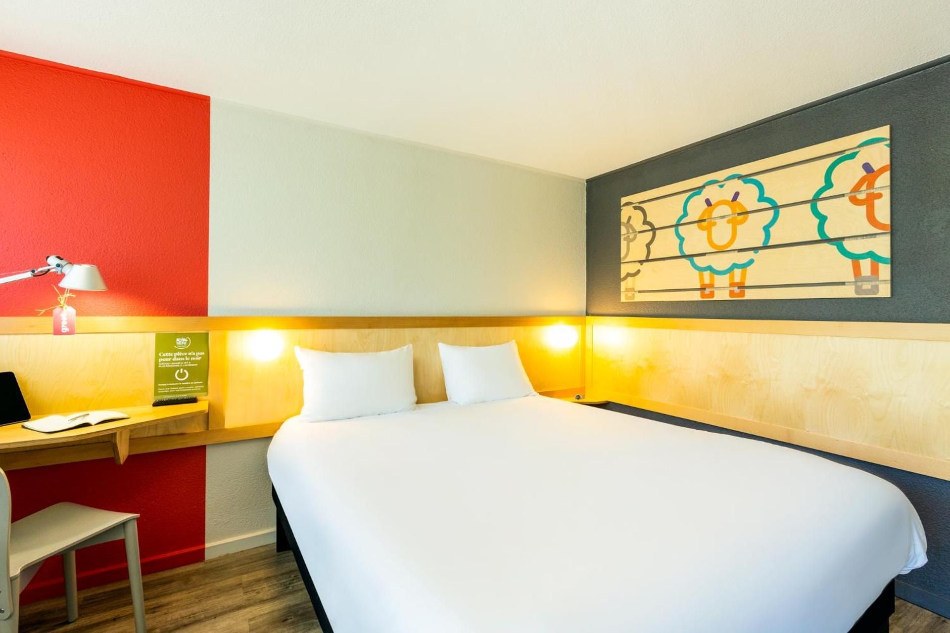 Standard Room queen-size bed