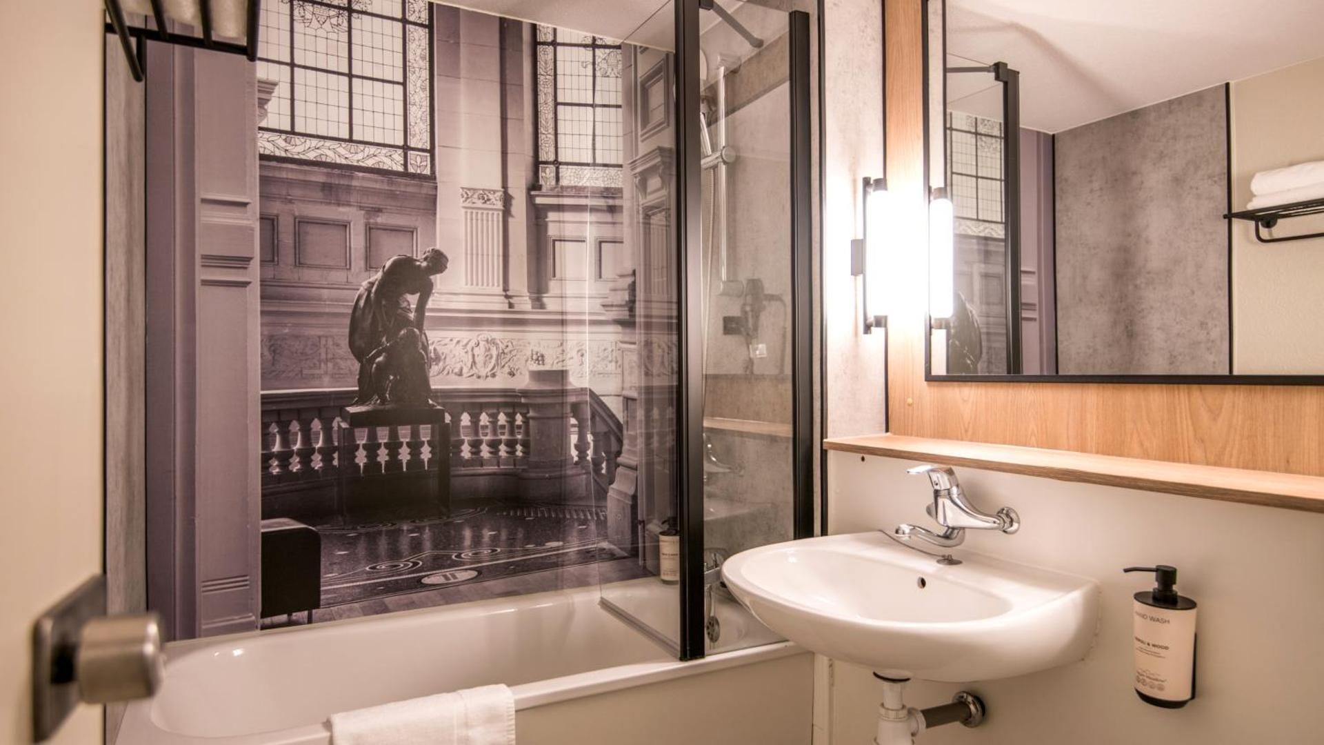 CAMPANILE COLMAR Parc des Expositions Standard Room with One Queen Bed and One Sofa Bed 3