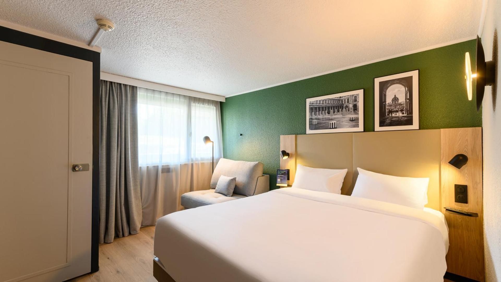 CAMPANILE COLMAR Parc des Expositions Standard Room with One Queen Bed and One Sofa Bed