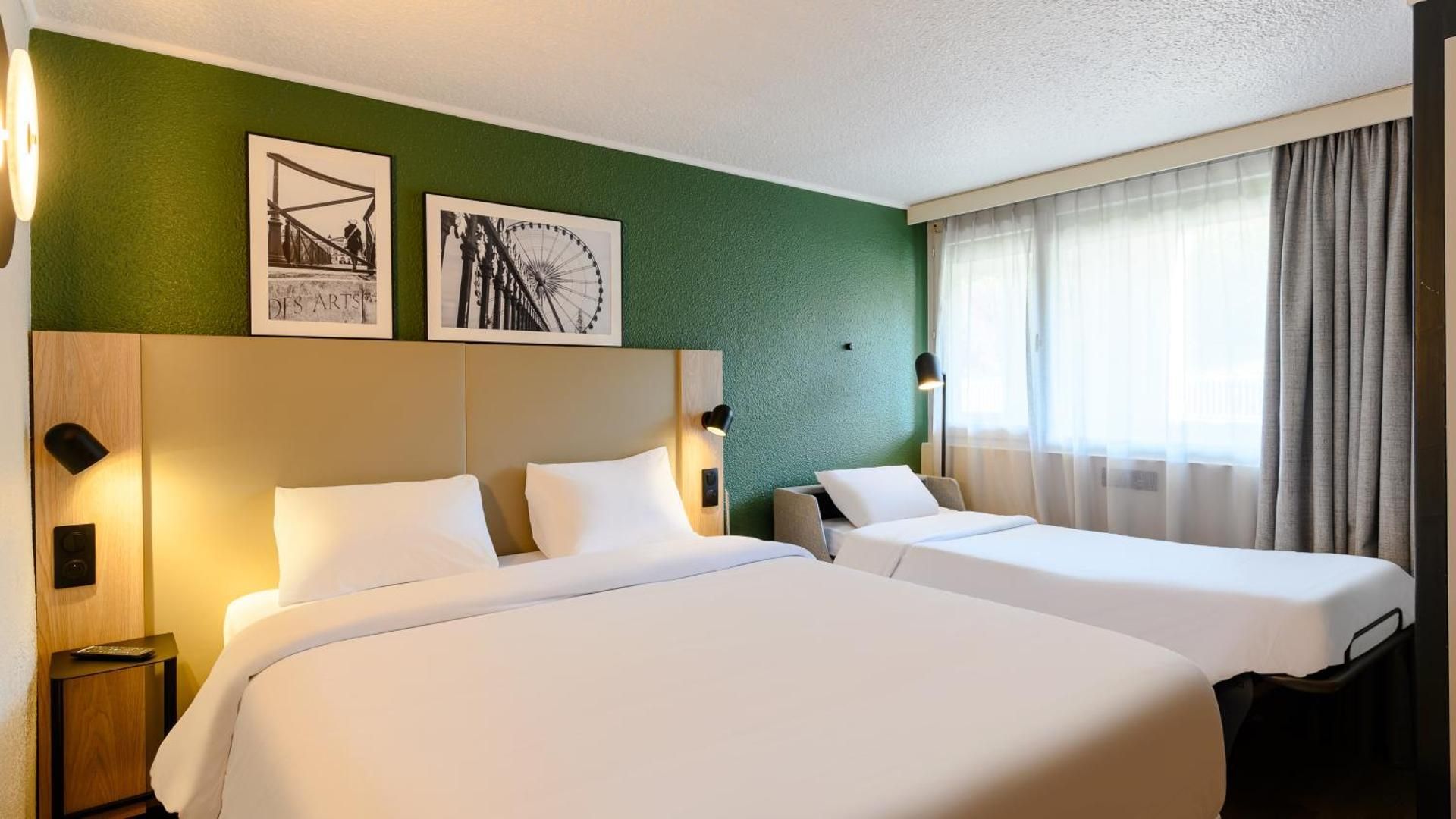 CAMPANILE COLMAR Parc des Expositions Standard Room with One Queen Bed and One Sofa Bed 2