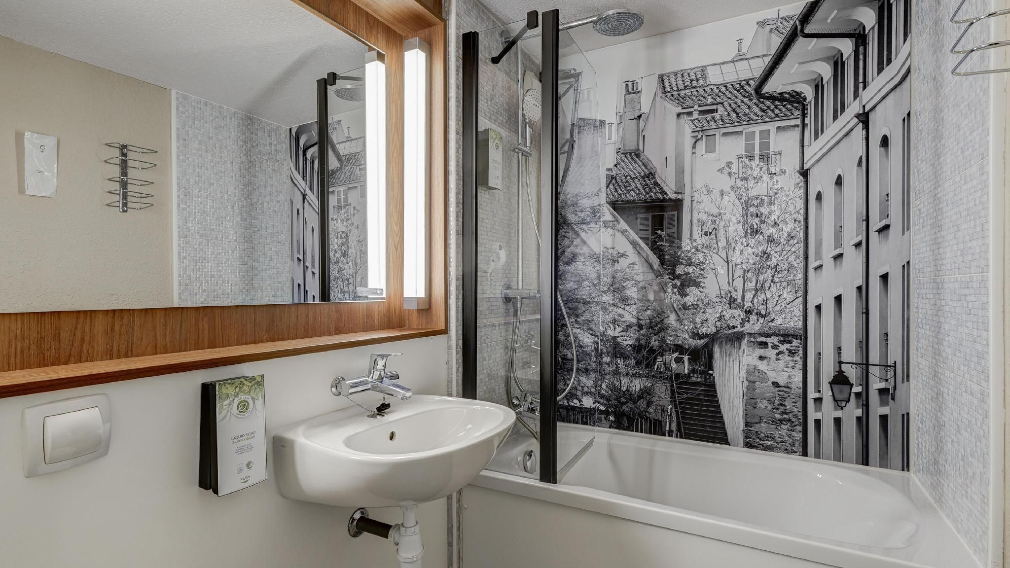 CAMPANILE COLMAR Parc des Expositions Standard Room - 1 Queen Bed 3