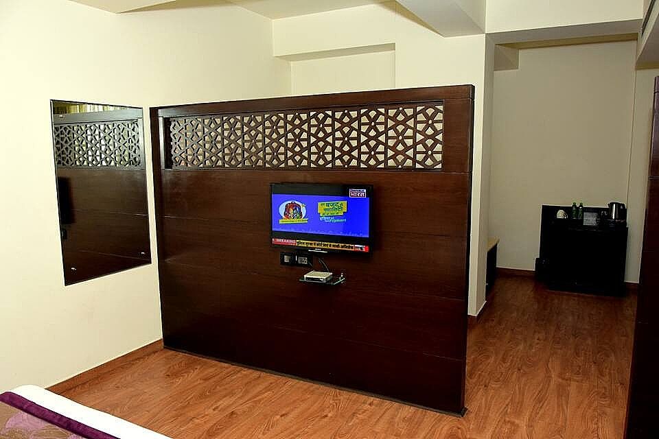 G Hotel Agra Suite Room