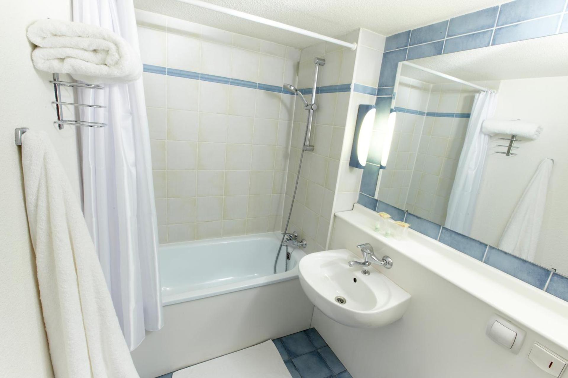 Standard Room - 1 Double Bed 1 Single Bed