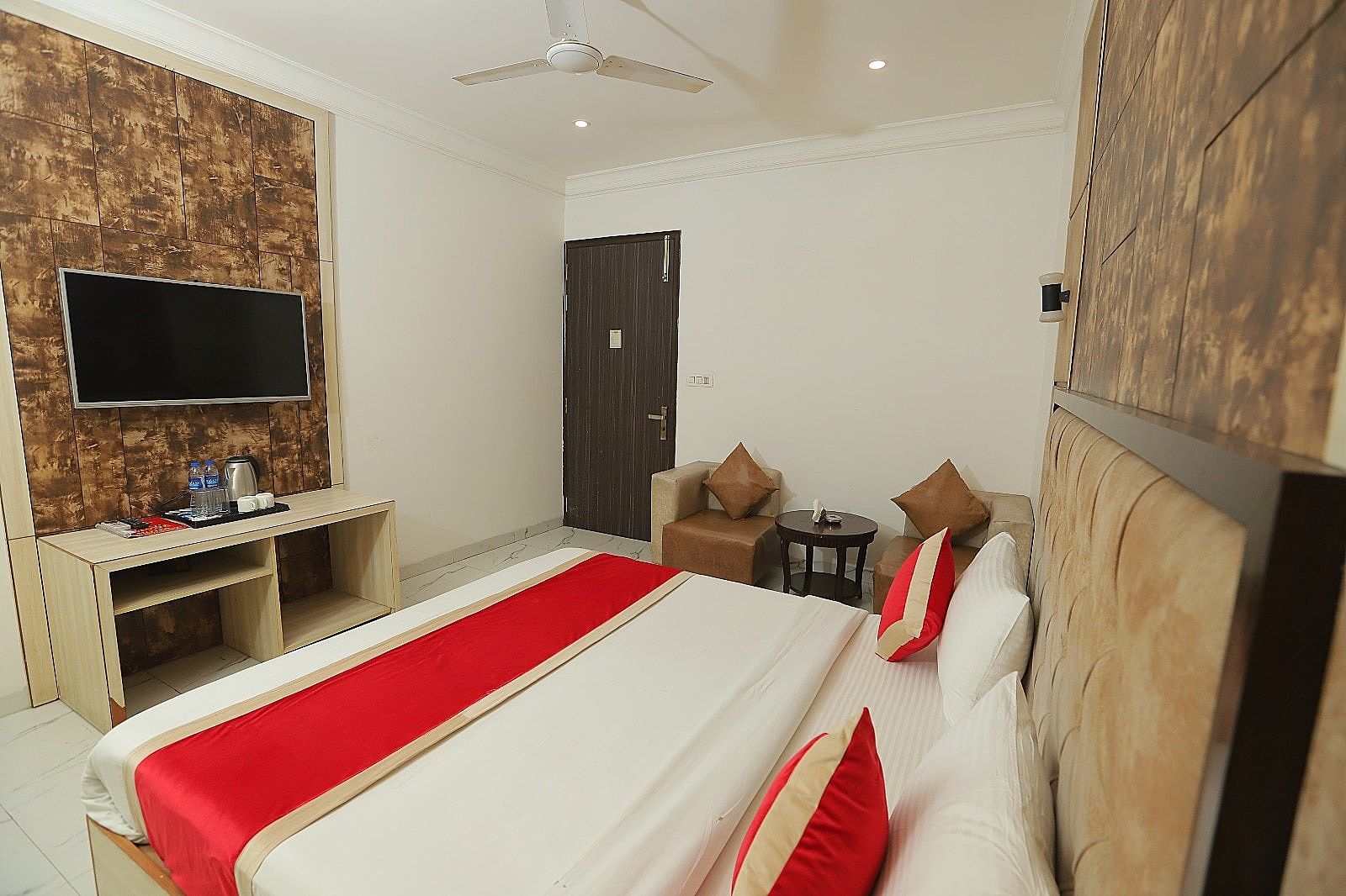 Hotel Almora Delhi Airport Deluxe Room Including Airport Drop 8