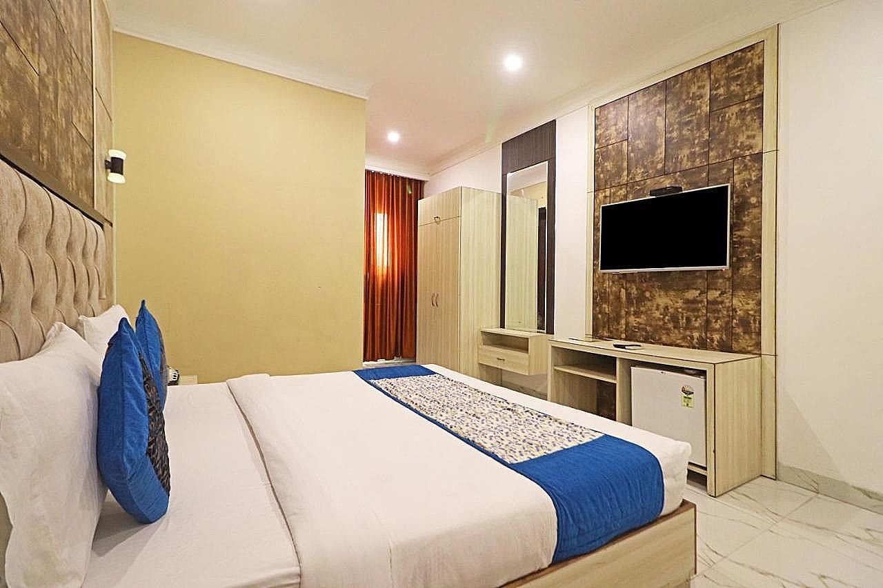 Hotel Almora Delhi Airport Deluxe Room Including Airport Drop 9