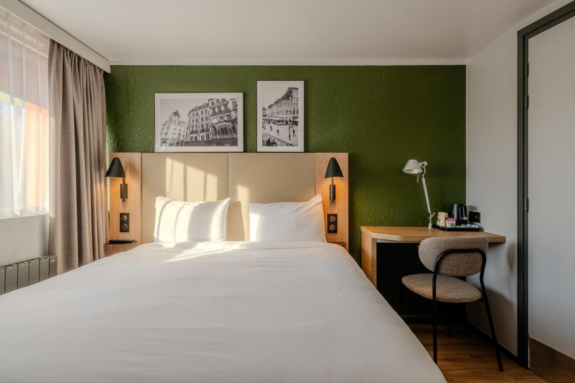 Standard Room - 1 Queen Bed