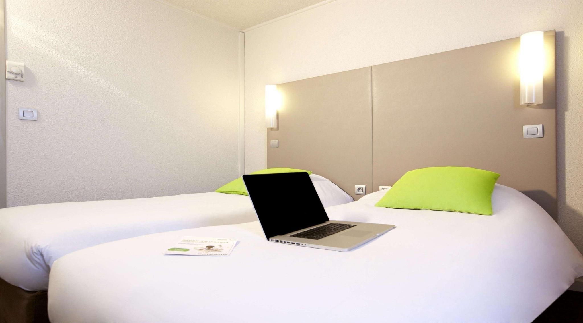 2 Single Beds