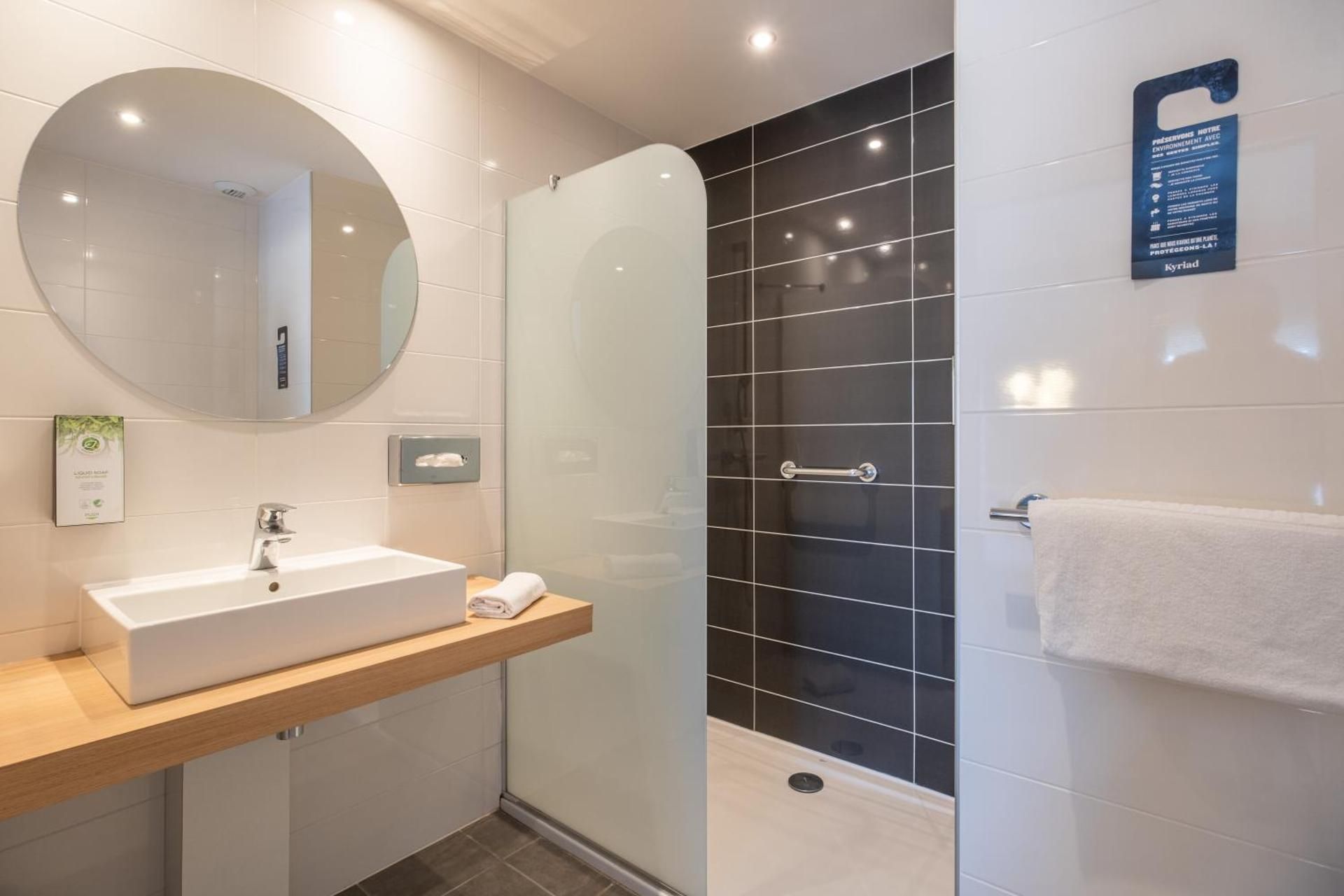 Kyriad Le Mans Est Double Room Superior 3