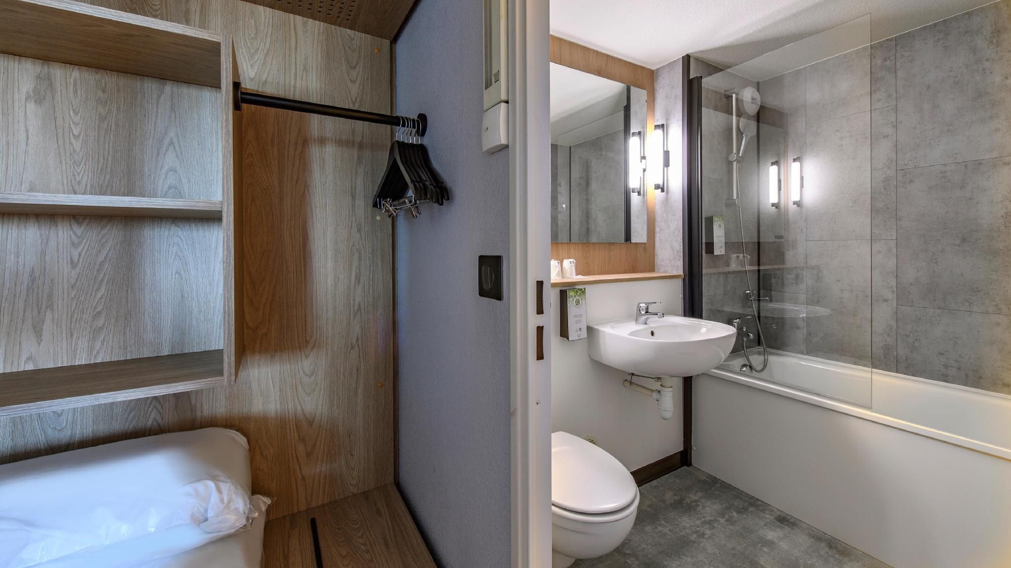 Campanile PRIME - Nîmes Centre Superior Room - 1 King Bed 3