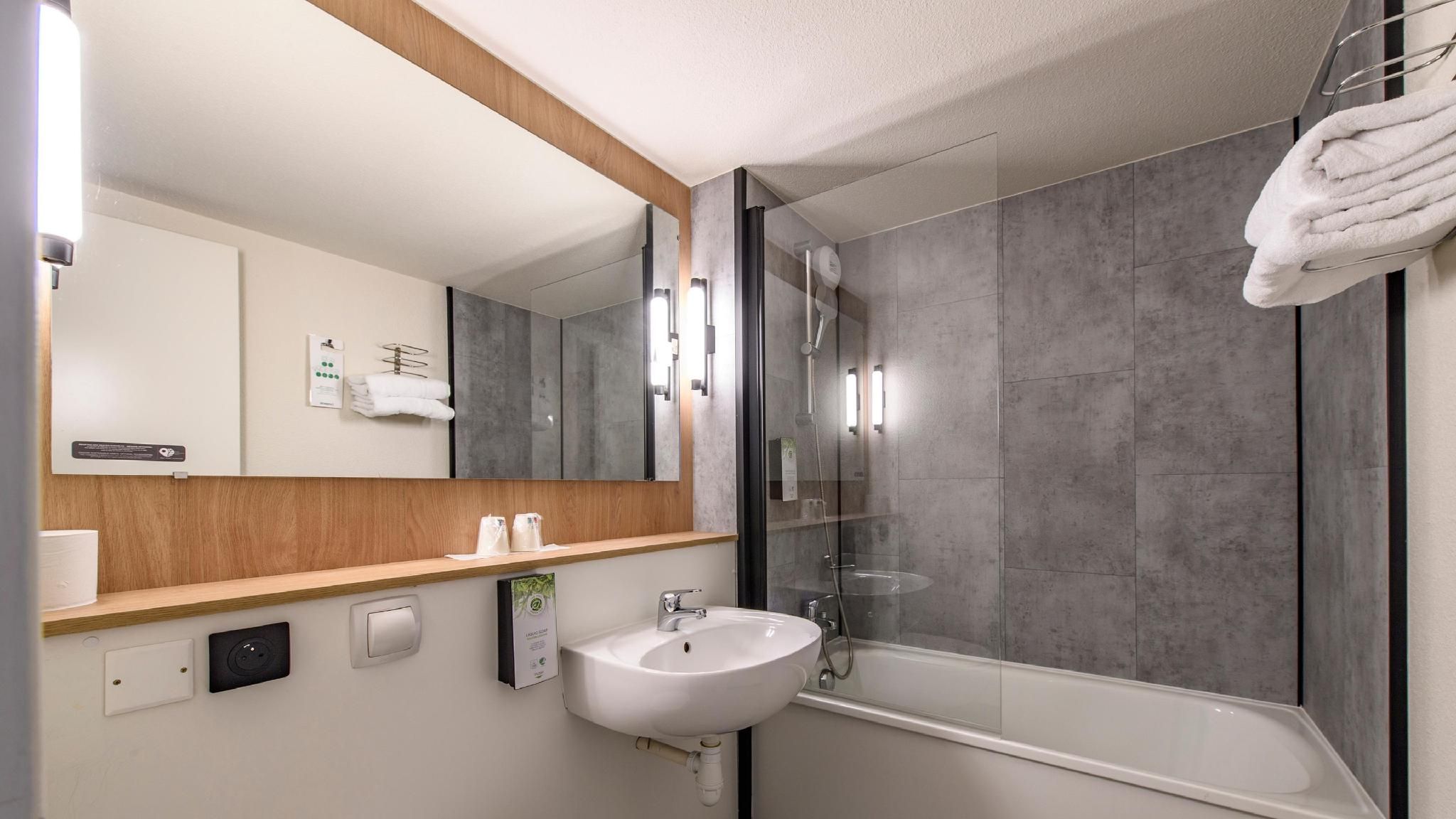 Campanile PRIME - Nîmes Centre Standard Room - 1 Queen Bed 3