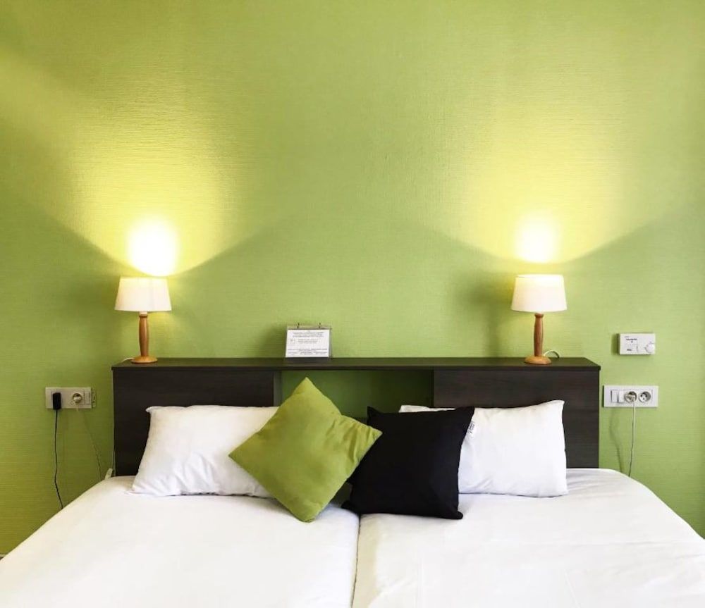 Brit Hotel Aux Sacres Standard Twin Room, 2 Twin Beds