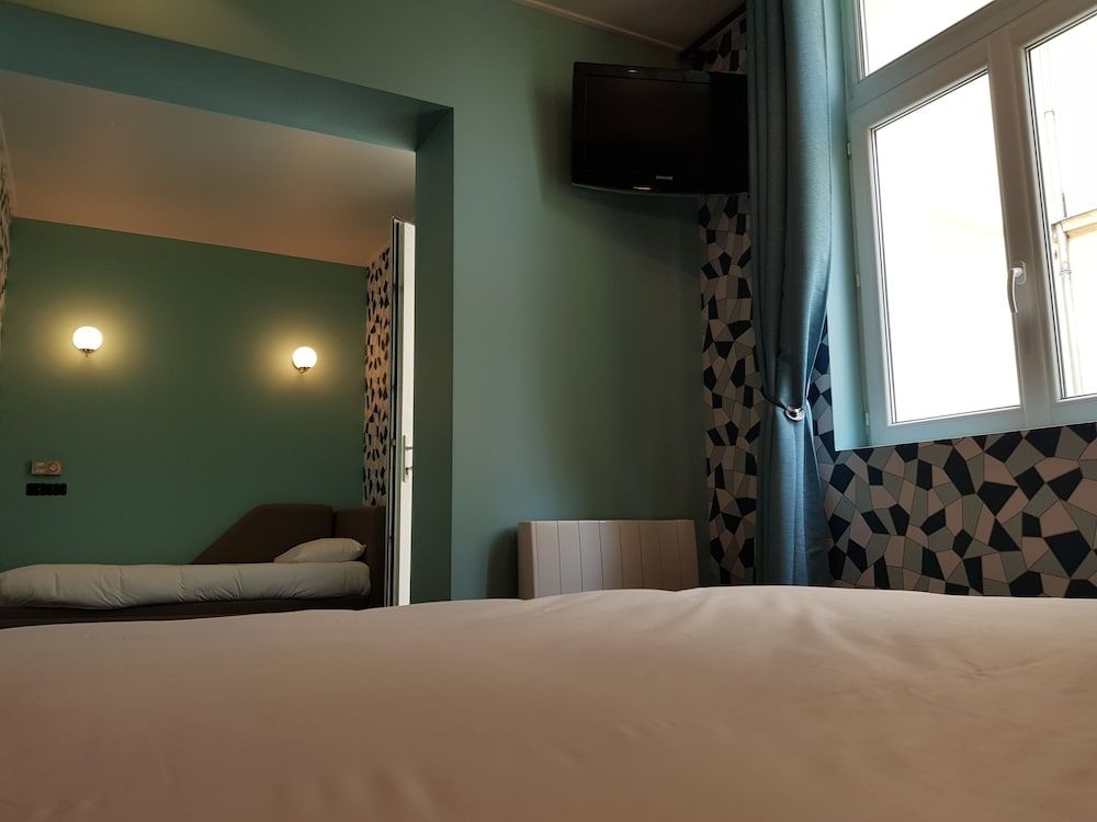 Brit Hotel Aux Sacres Deluxe Room 2