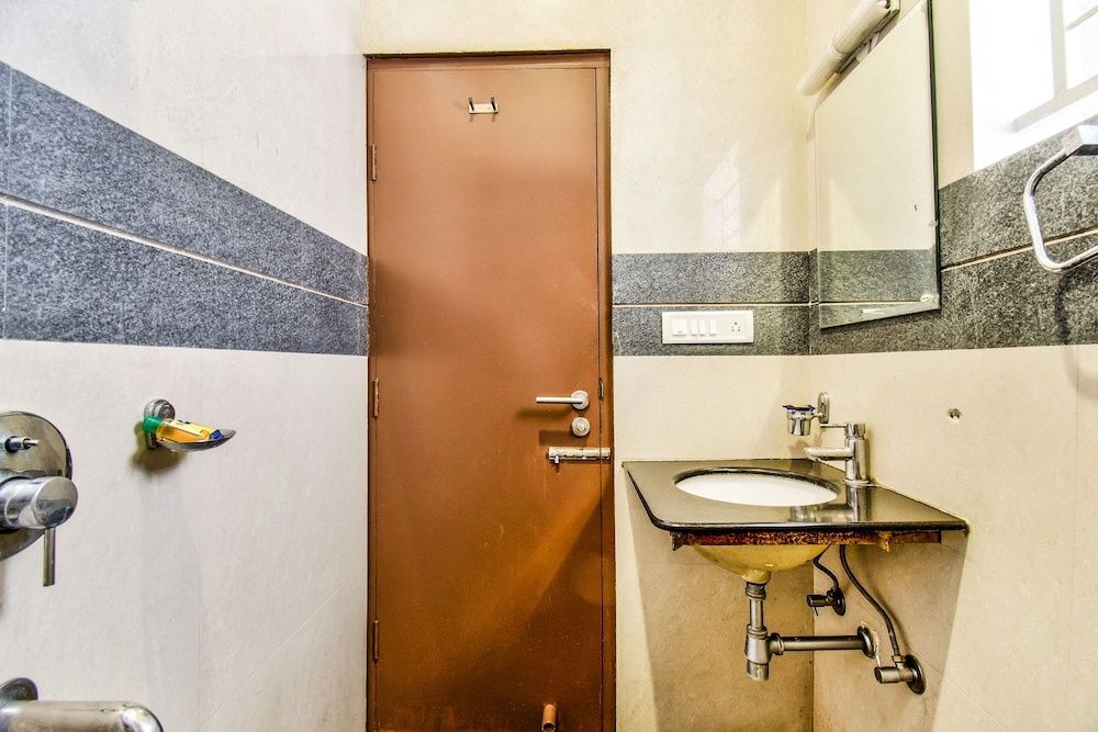 FabHotel Kings L Grand Premium Room 14