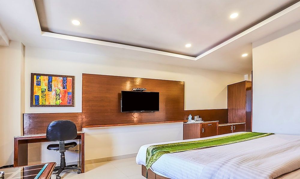 Treebo Grand Legacy Elite With Roof Top Cafe Deluxe Double Room 8