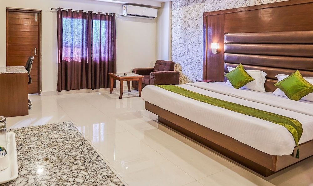 Treebo Grand Legacy Elite With Roof Top Cafe Deluxe Double Room 4