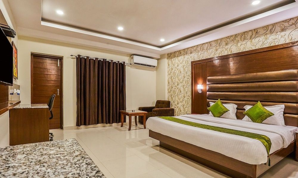 Treebo Grand Legacy Elite With Roof Top Cafe Deluxe Double Room 4
