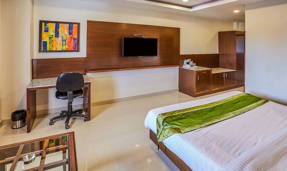 Treebo Grand Legacy Elite With Roof Top Cafe Deluxe Double Room 3