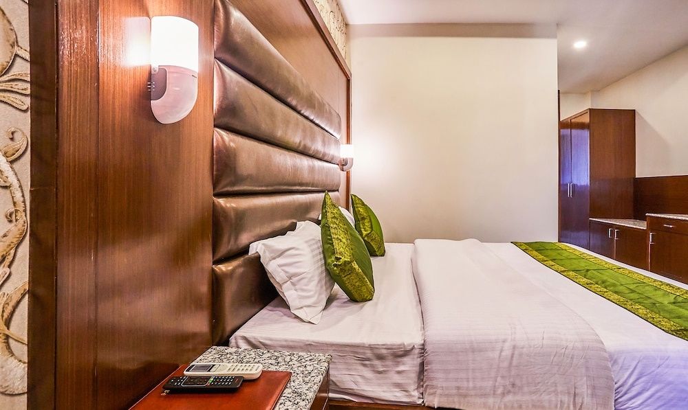Treebo Grand Legacy Elite With Roof Top Cafe Deluxe Double Room 6