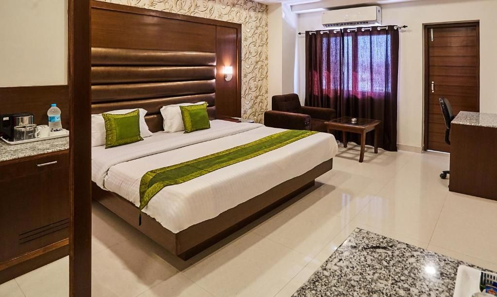 Treebo Grand Legacy Elite With Roof Top Cafe Deluxe Double Room 5