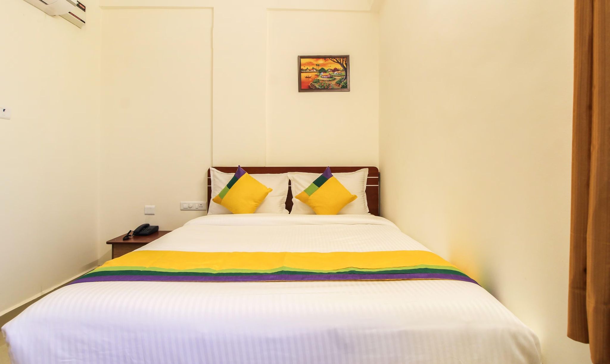 Itsy Hotels Riyas Grand Deluxe Double Room 3