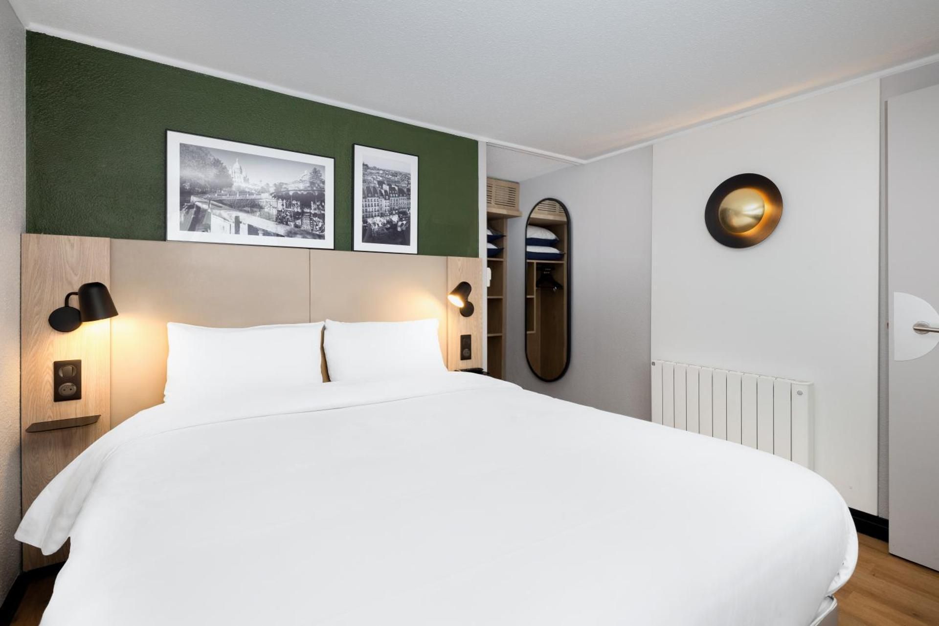 Standard Room - 1 Queen Bed