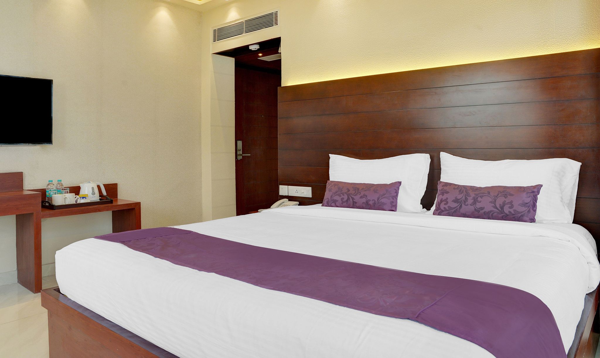 Treebo Premium The Crystal, Chinar Park Deluxe Double Room