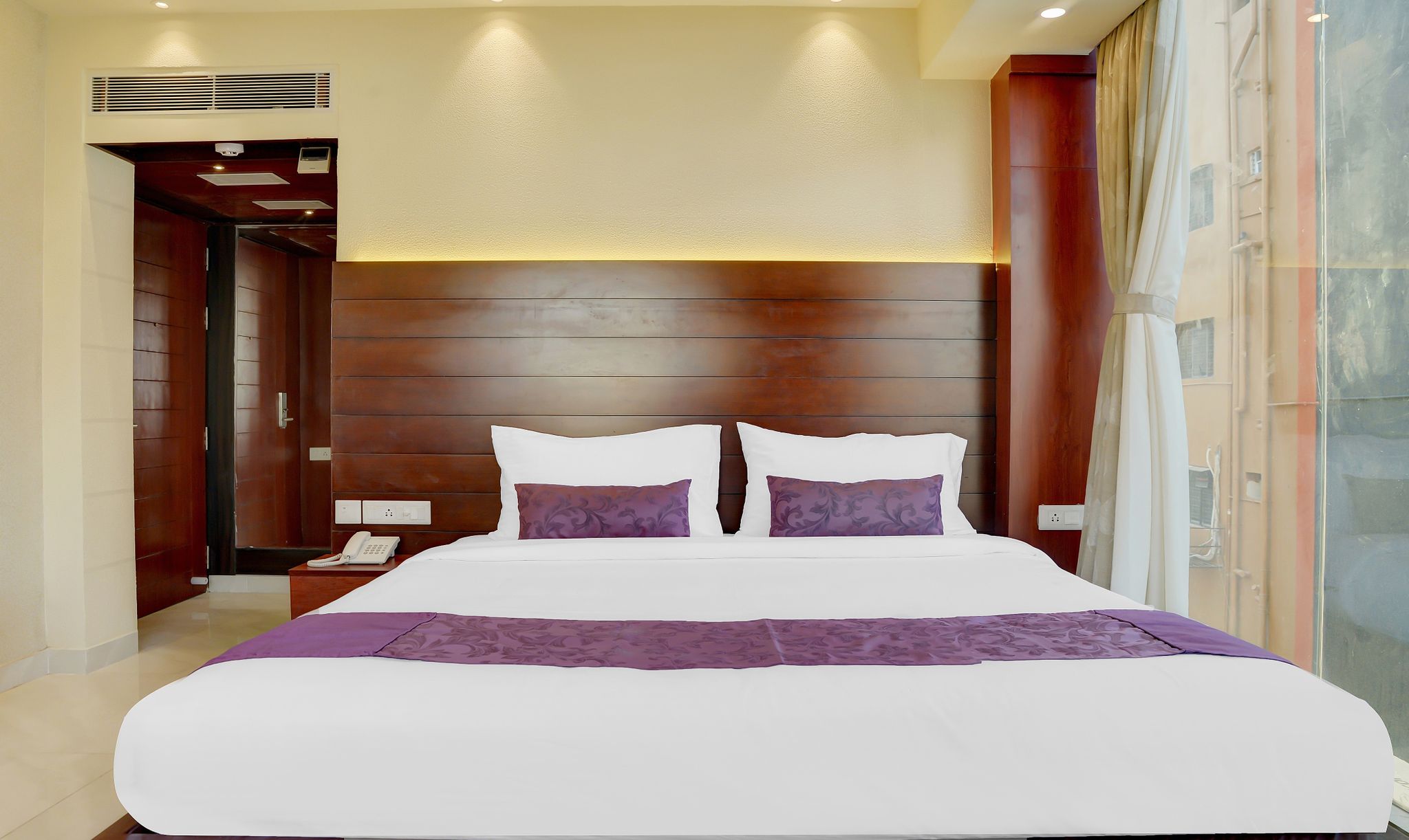 Treebo Premium The Crystal, Chinar Park Deluxe Double Room 3