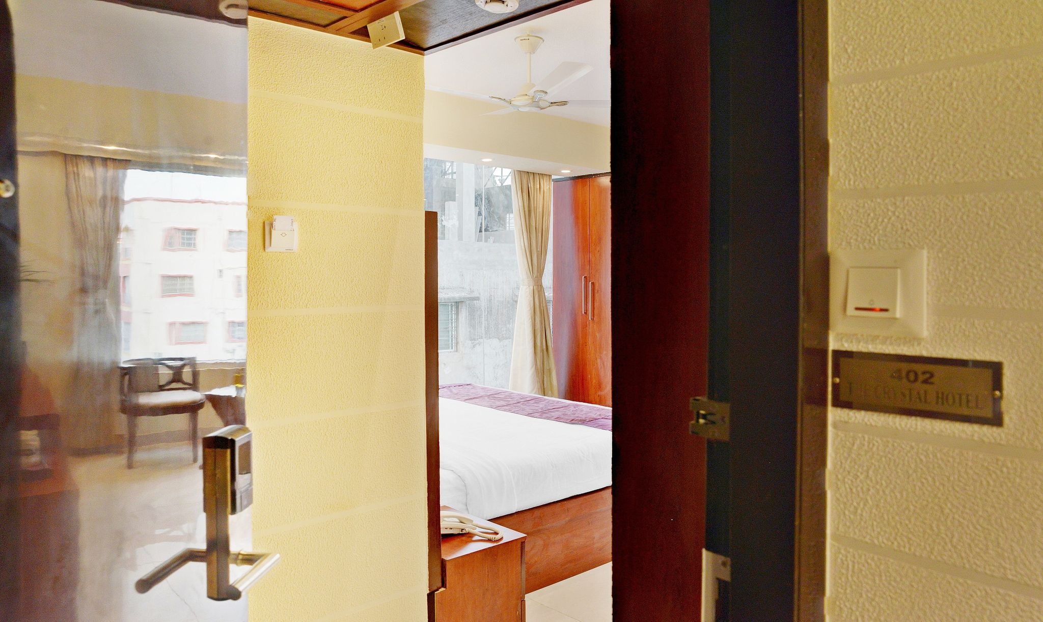 Treebo Premium The Crystal, Chinar Park Deluxe Double Room 7