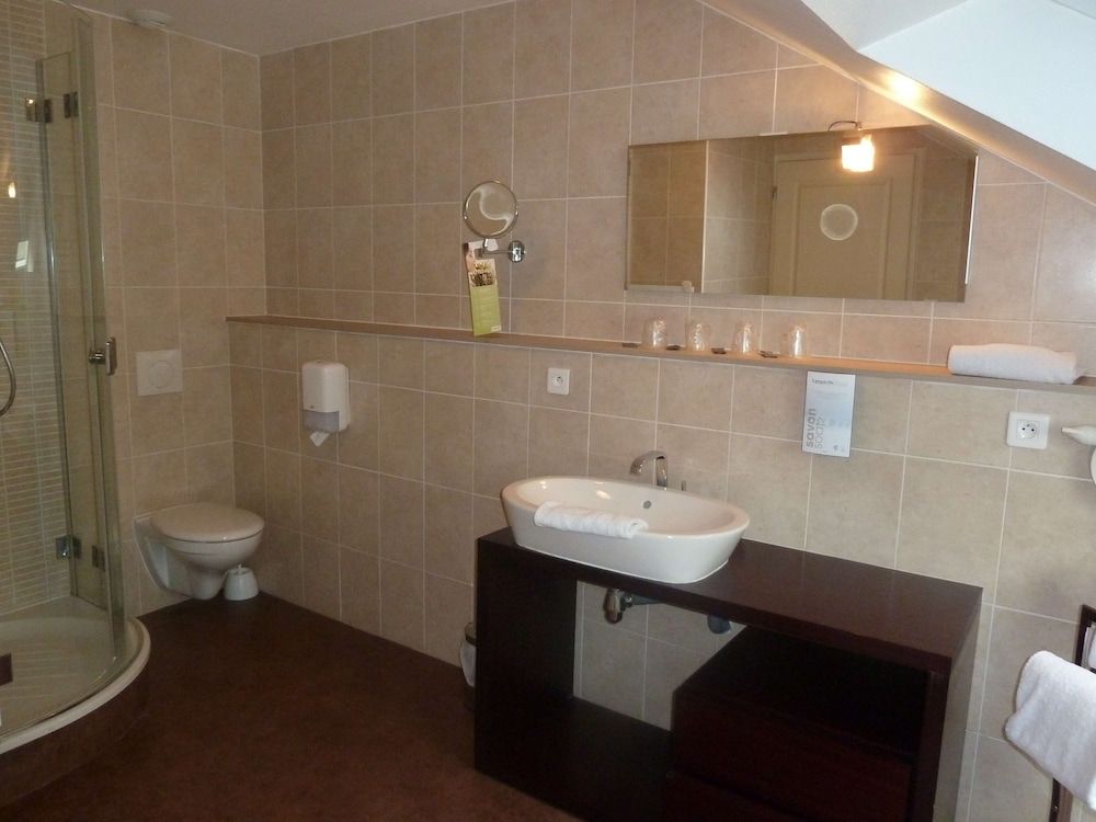 Campanile Le Mans Est Standard Room, Multiple Beds 6