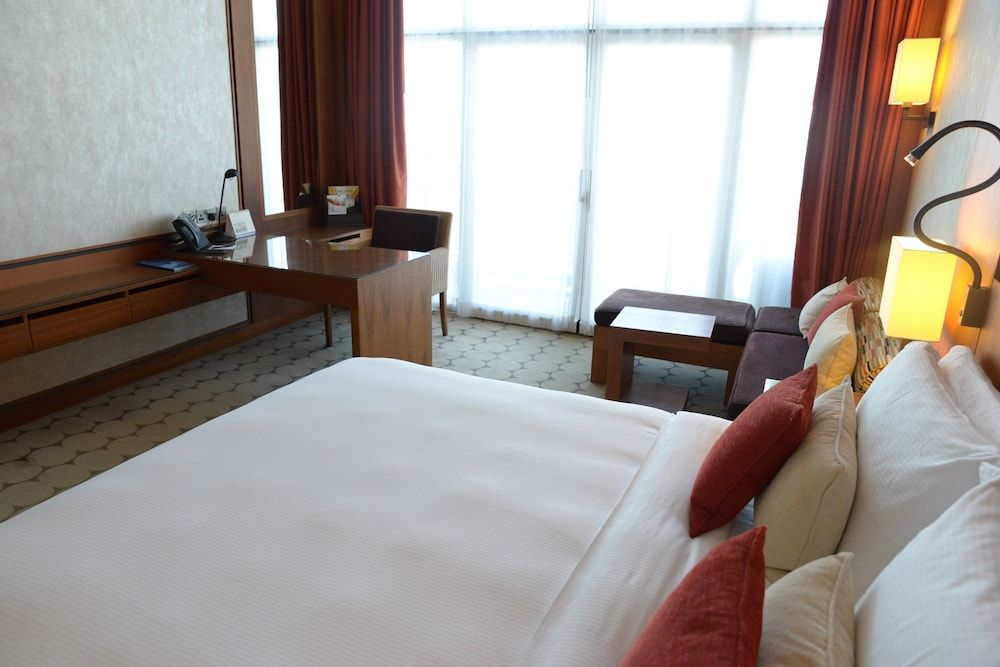 Yas Plaza Marina Deluxe Room, 1 King Bed (Plaza View) 4